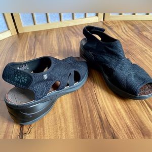 BZees black sandals